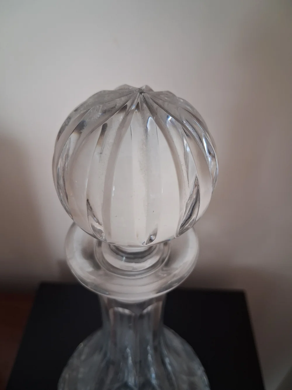 Clear Cut Glass Crystal Decanter with Stopper - Picture 3 of 7